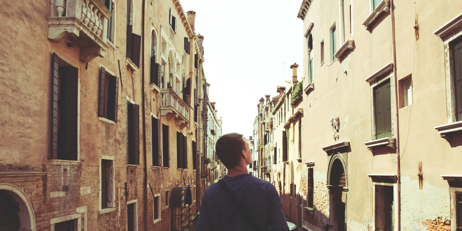a traveler having a vacation in Venice by using airbnb