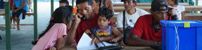 Venezuelan refugees making phone calls with TSF